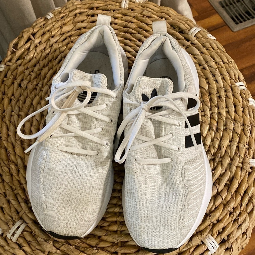 Adidas Sneakers Size 4 EUC